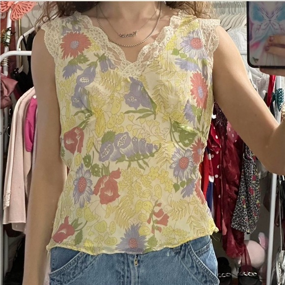 Pastel Floral print silk with lace hemmed neckline and shoulders. Side zipper. - Picture 4 of 7